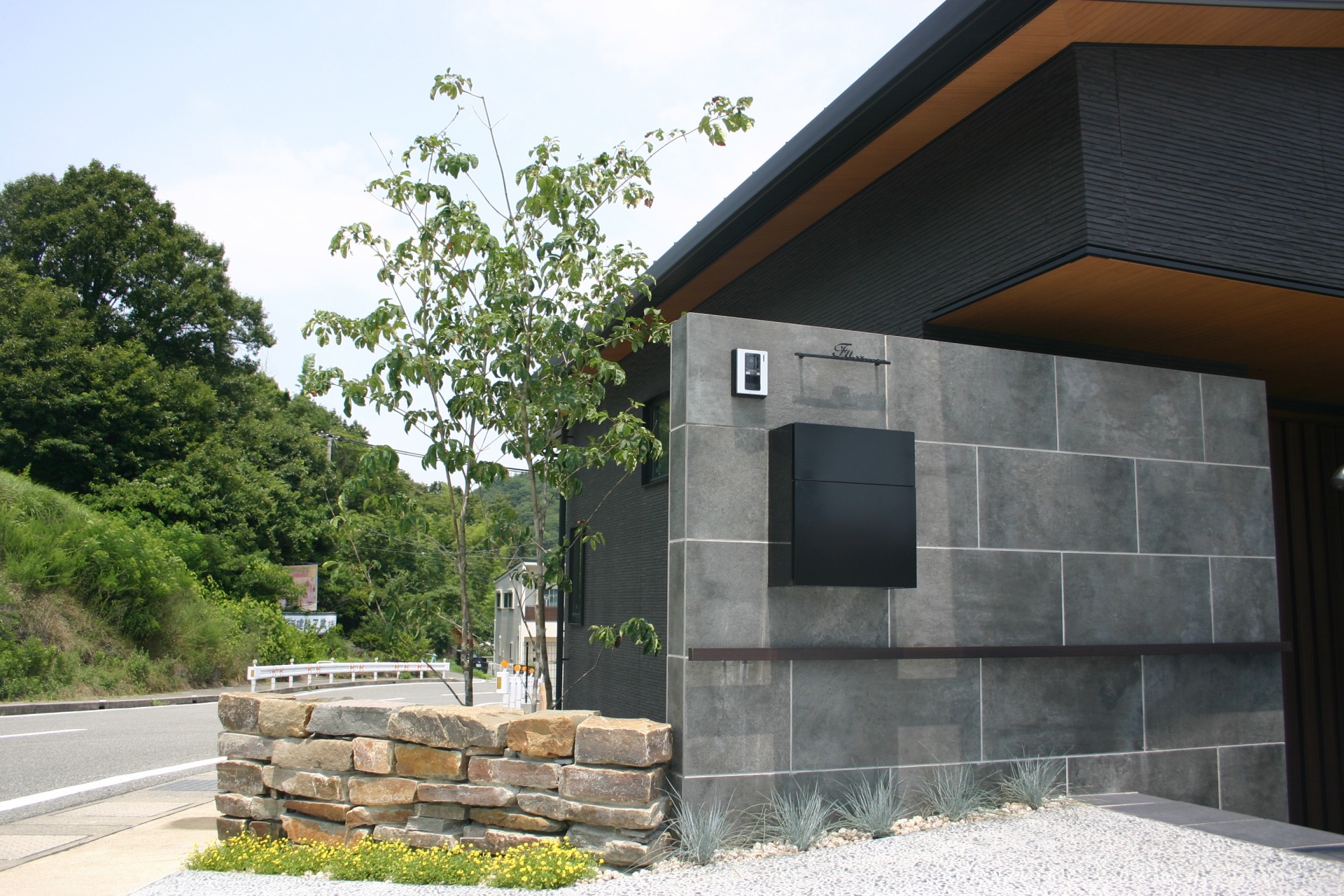 タイルと石積みの門回り/アオダモ　姫路市F様邸