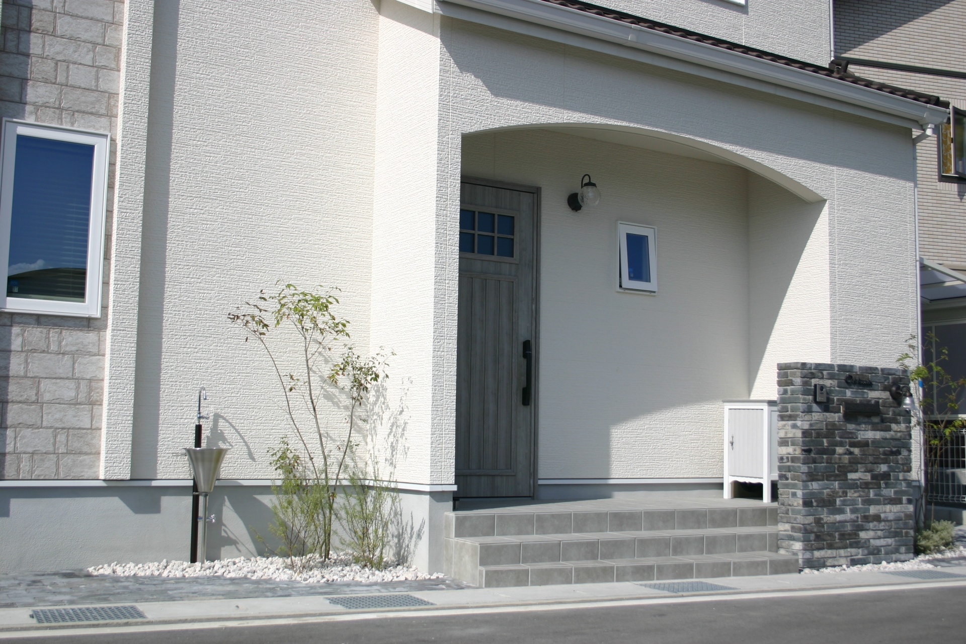 ヴィンテージレンガ門柱とおしゃれ宅配ボックス　たつの市O様邸ファサード