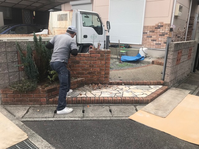 門柱部分を壊して車庫拡張