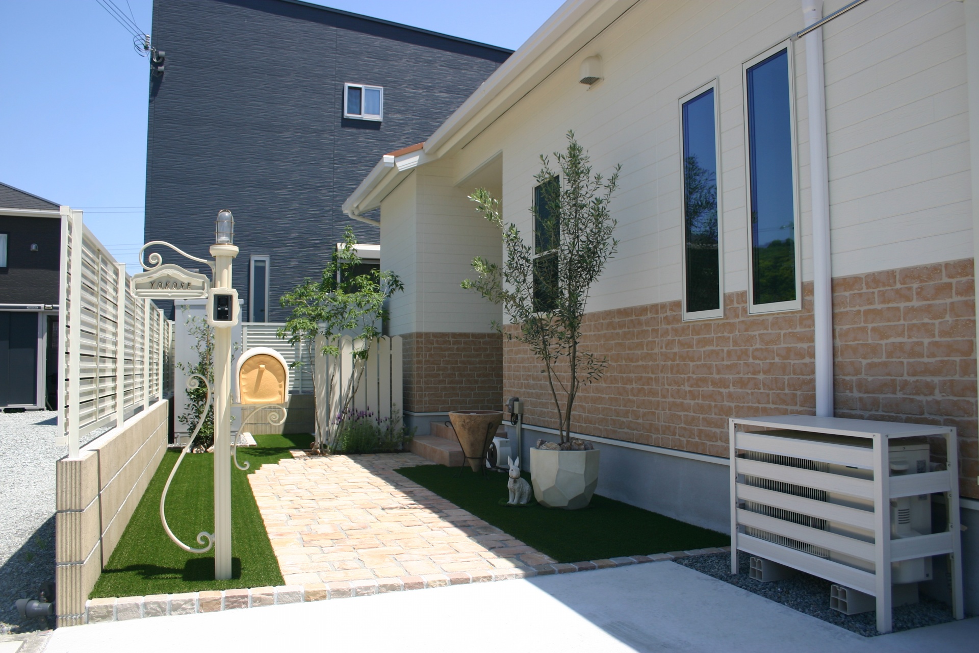 洋風住宅に合う耐火煉瓦アプローチの庭　たつの市Y様邸