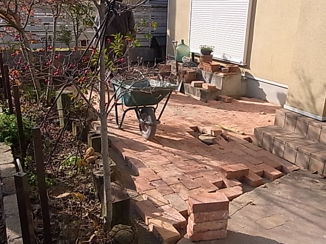 春の雑草対策　レンガ敷きにて防草処理　姫路エクステリア 屋さんブログ