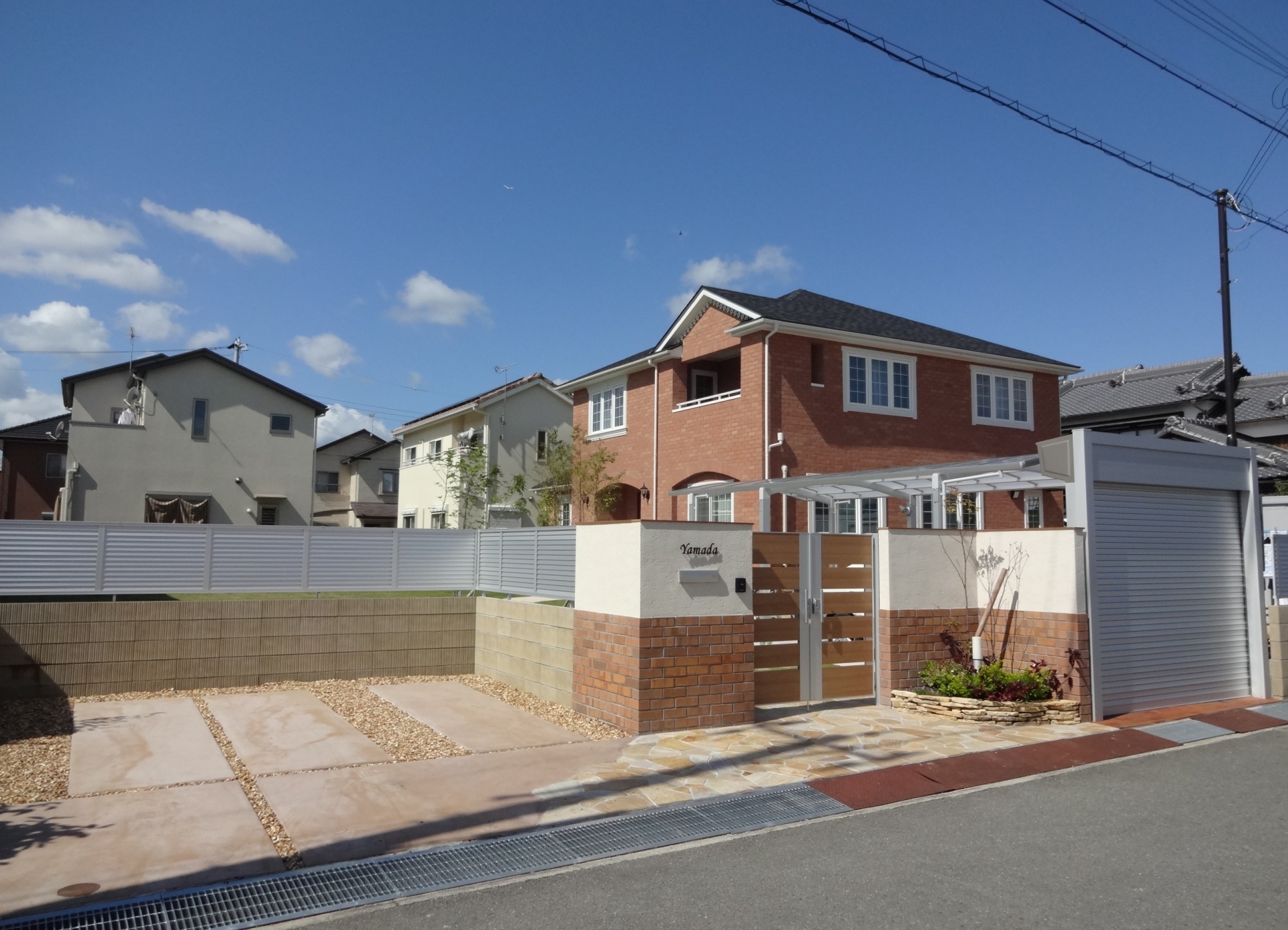 建物と統一感のある門回り｜レンガタイル張り　姫路市Y様邸3