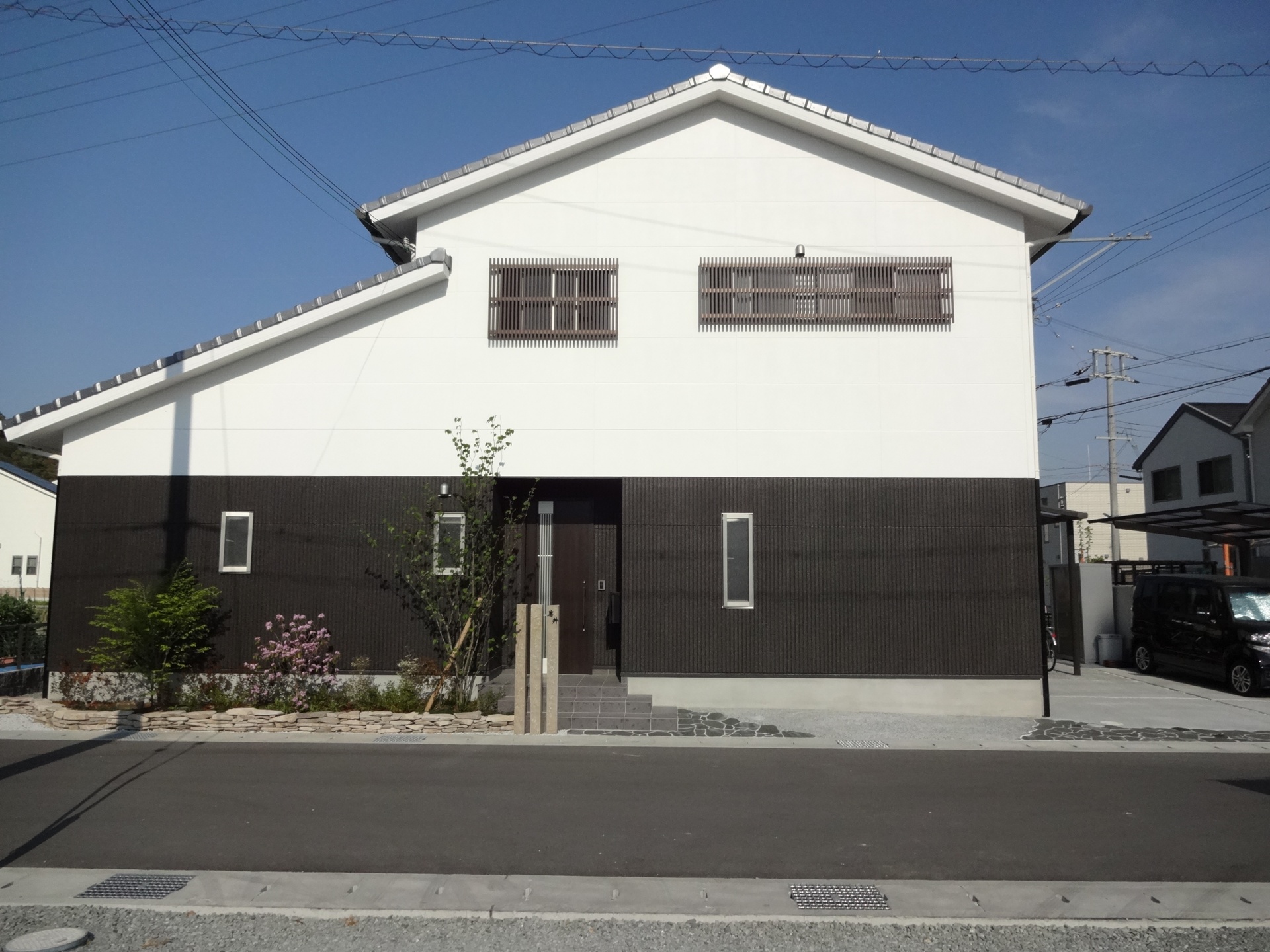 砂岩石柱と丹波石コバ積みで和風モダン　姫路市I様邸2