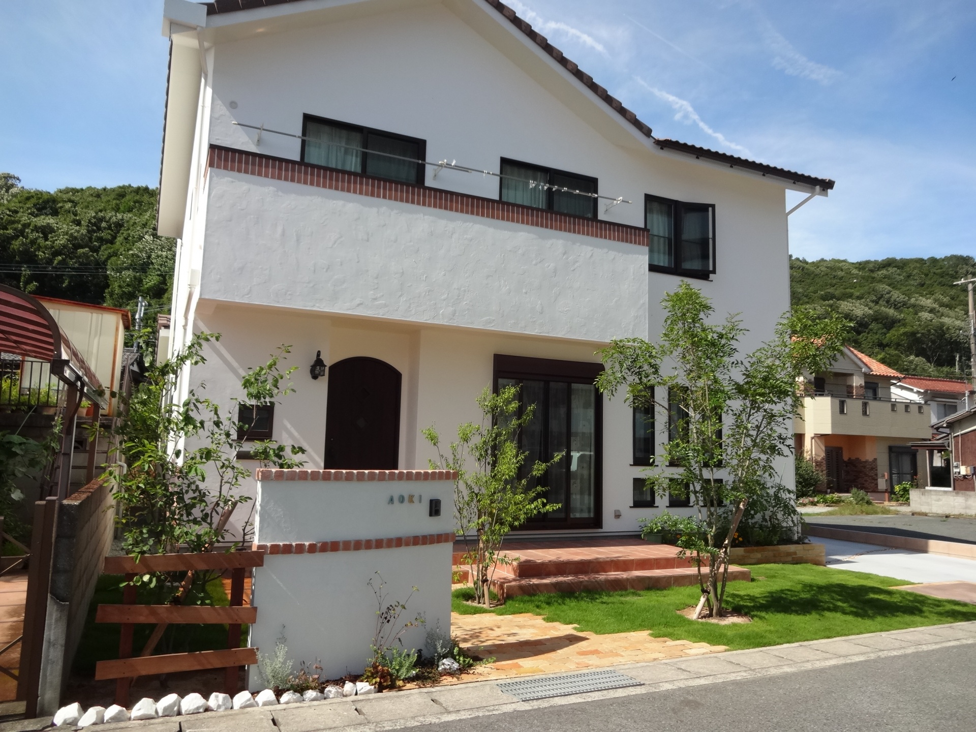 曲がりくねったレンガアプローチのお庭　姫路市A様邸2