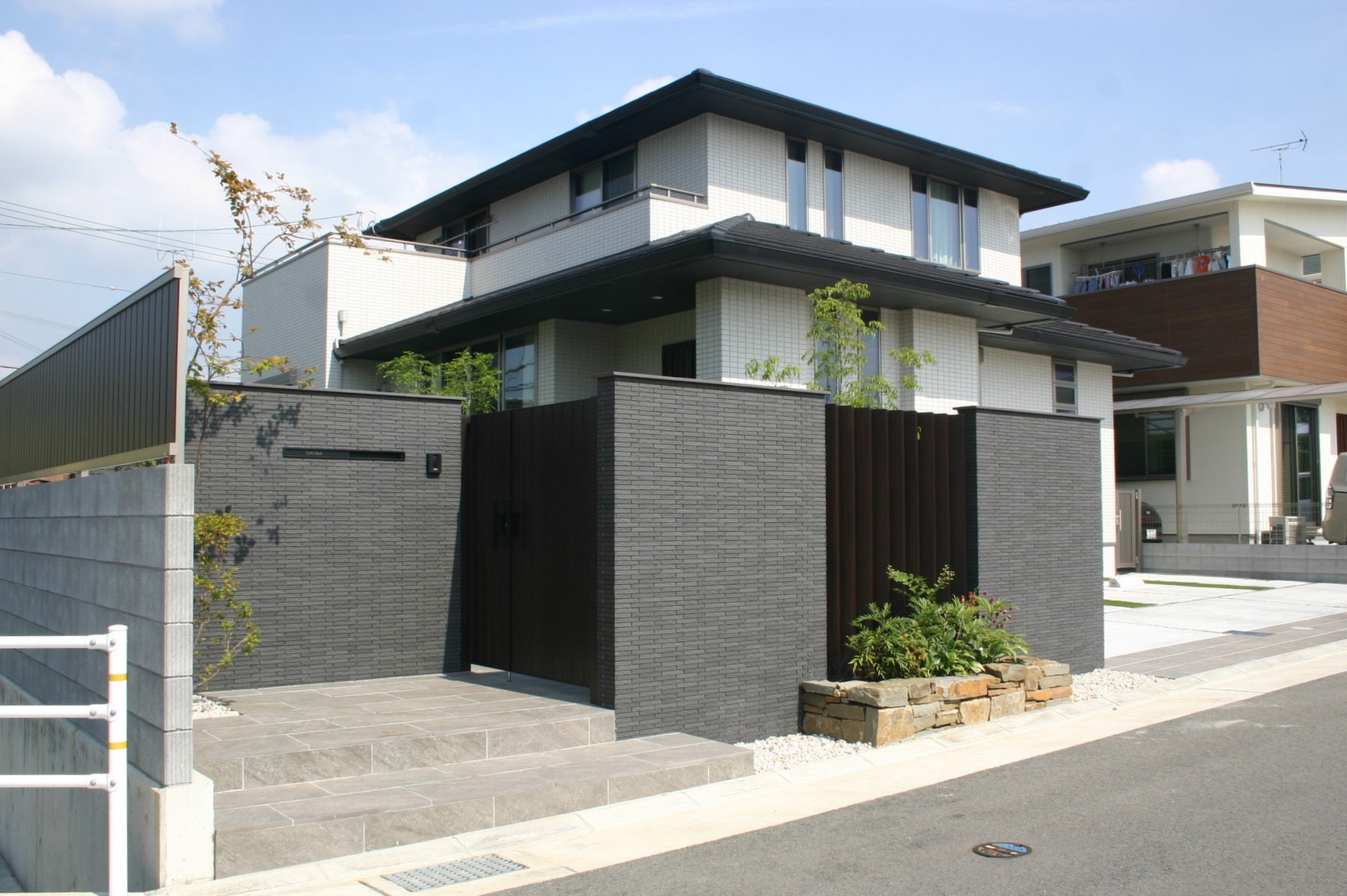 ナツハゼの陰影が美しい門回り　加古川市S様邸施工後