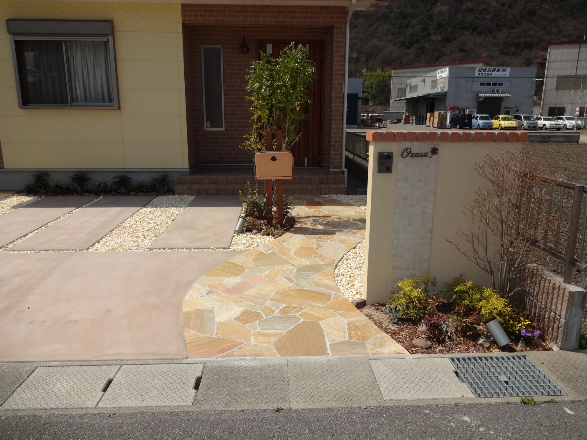 ディーズガーデンで可愛くコーディネート　姫路市O様邸門周り施工後2