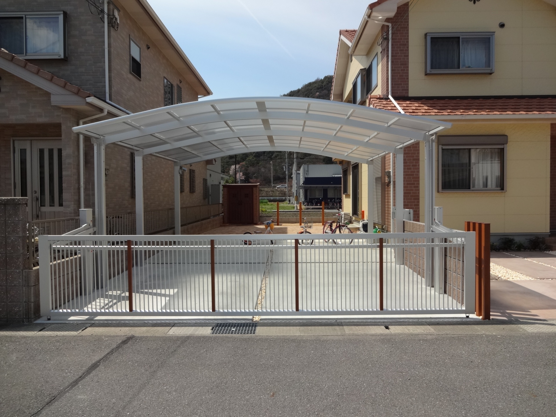 ディーズガーデンで可愛くコーディネート　姫路市O様邸門周り車庫施工後