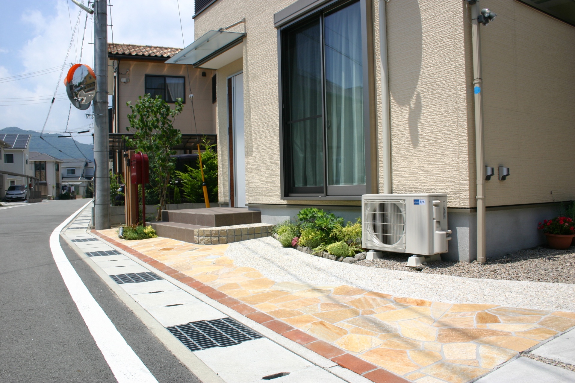 ウリン材スリットで自然な門回り　たつの市H様邸6