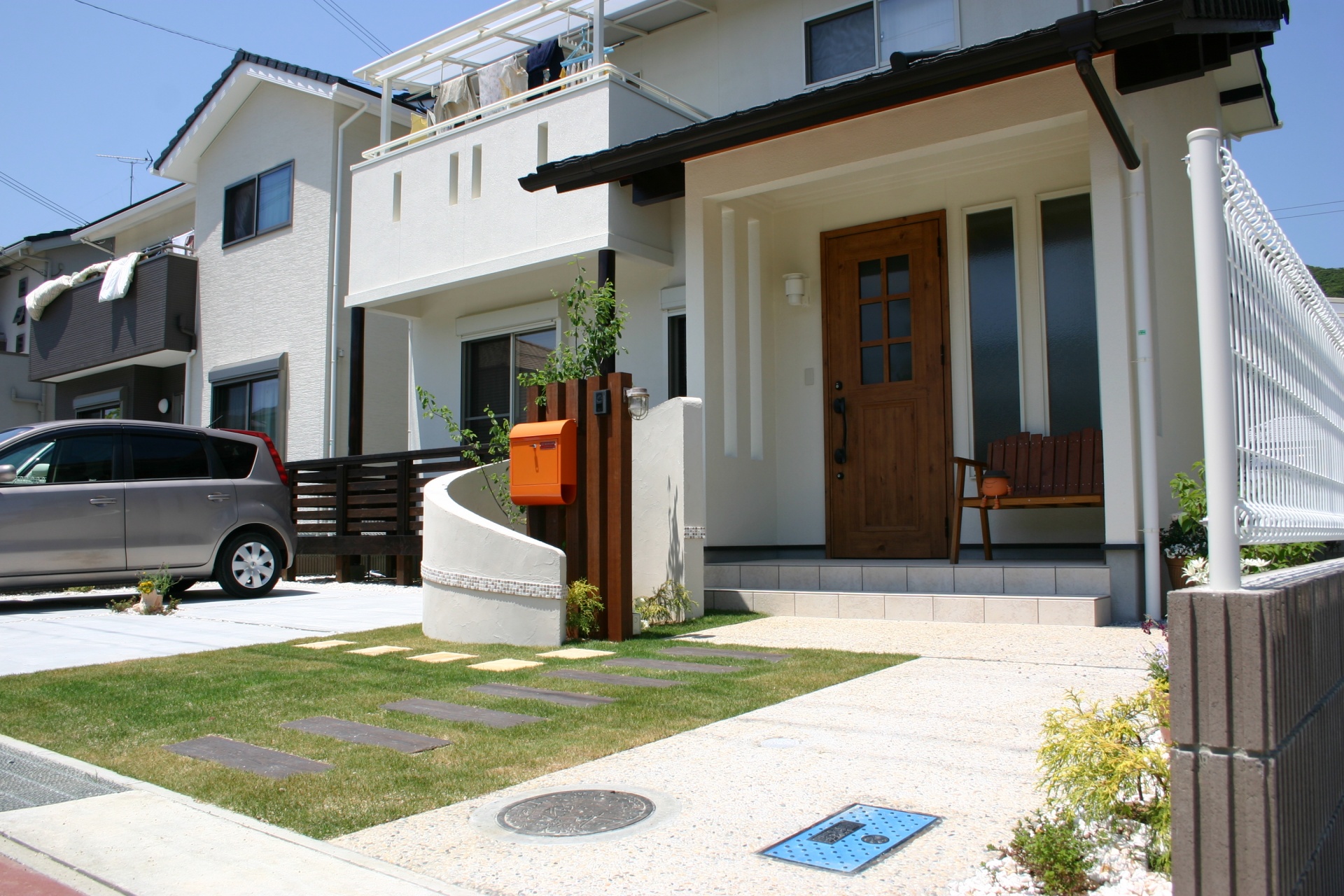 相生市エクステリアポイント　オレンジポストとウッドのコラボ