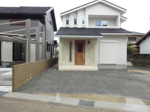 奥行き感のある流れる様な自然石アプローチ　加古川市F様邸施工前