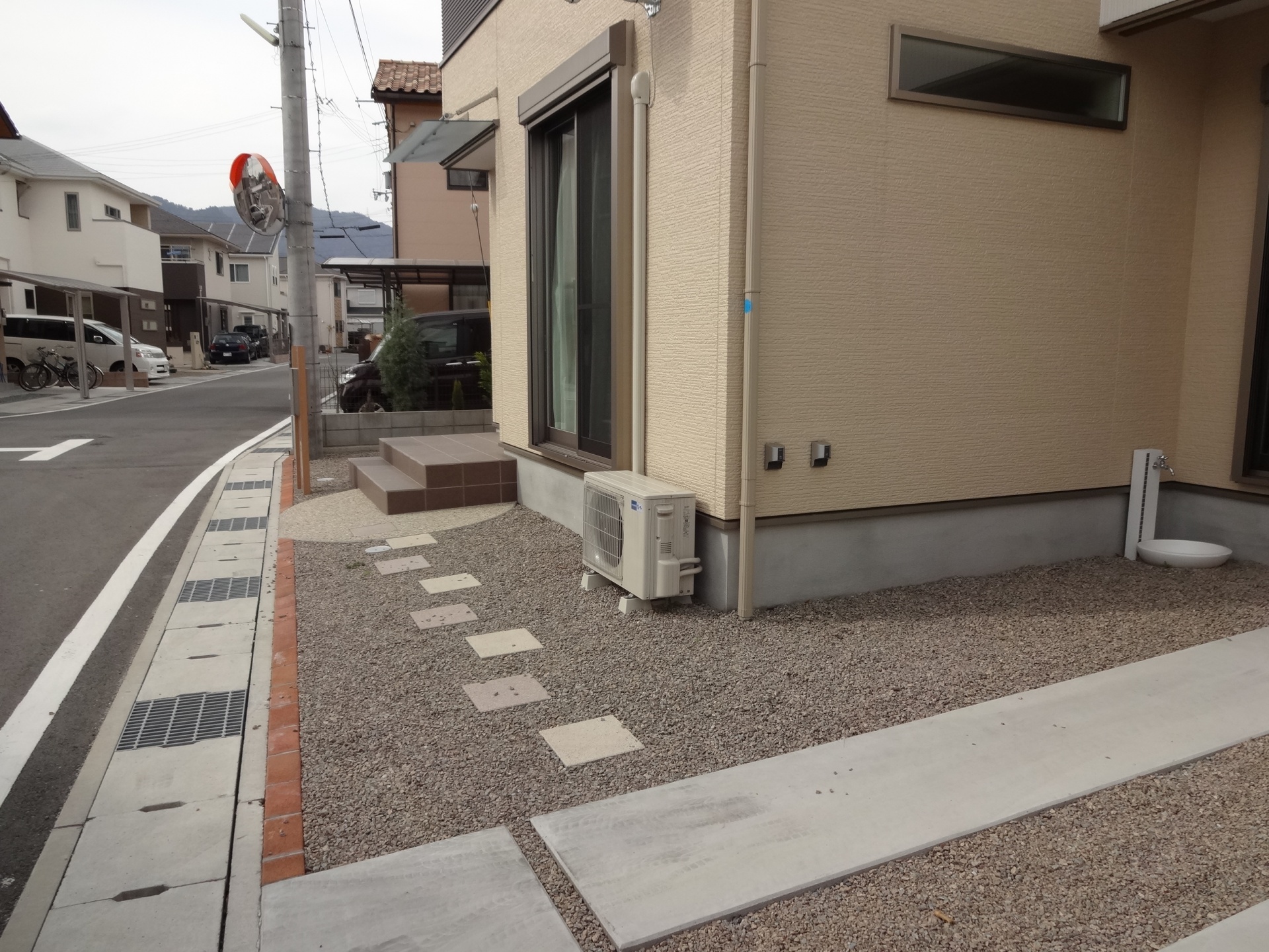 ウリン材スリットで自然な門回り　たつの市H様邸5