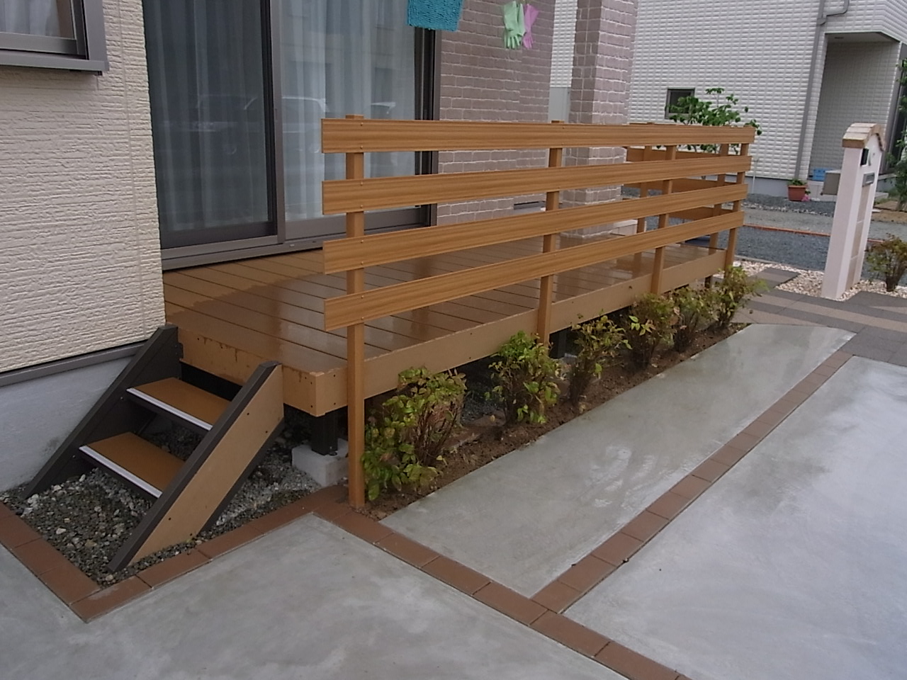 植栽効果で温かい庭空間｜ウッドデッキ｜樹の木