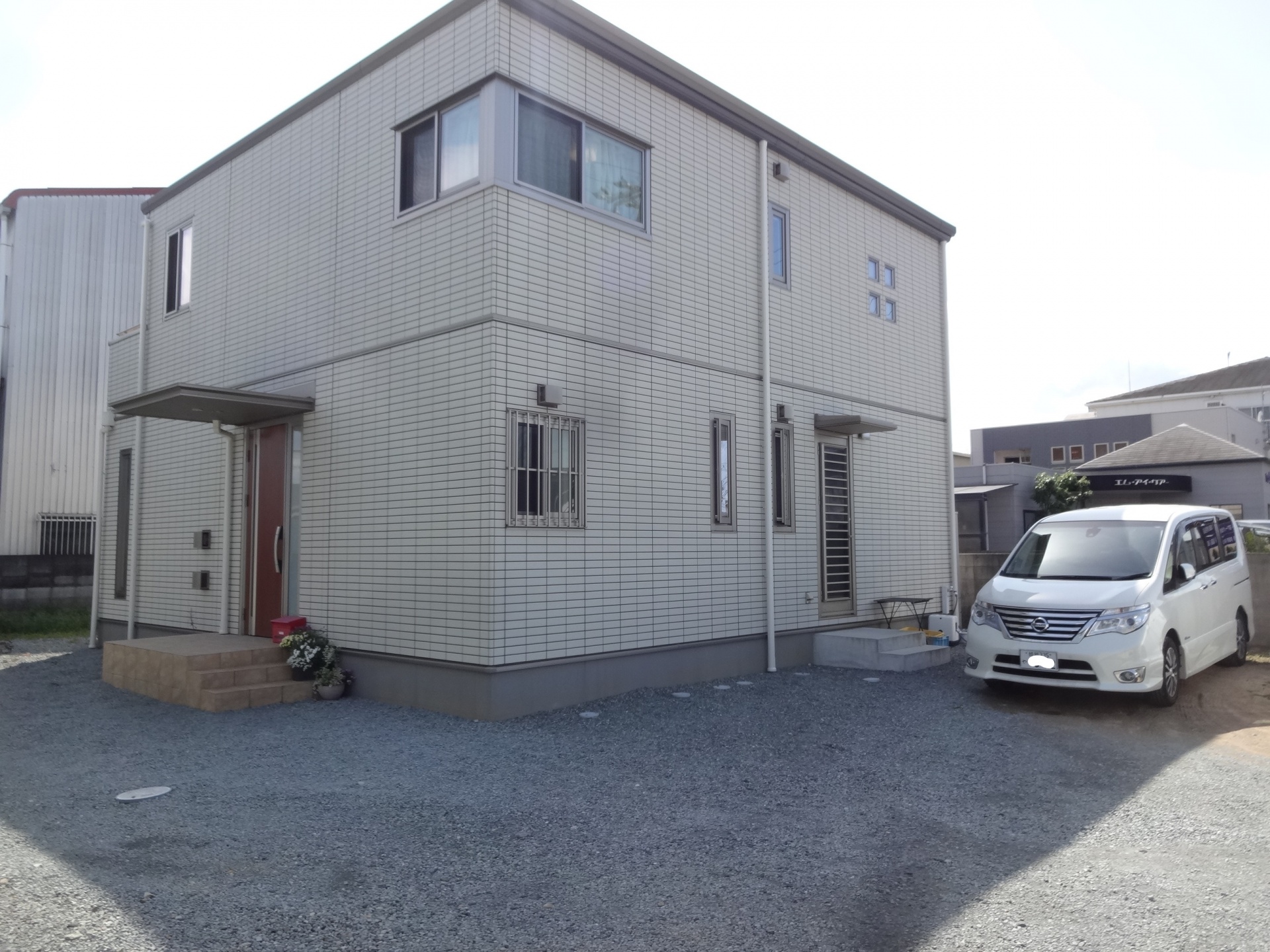 モダン住宅外観に強いインパクトをあたえるシンプルカーポート　姫路市T様邸