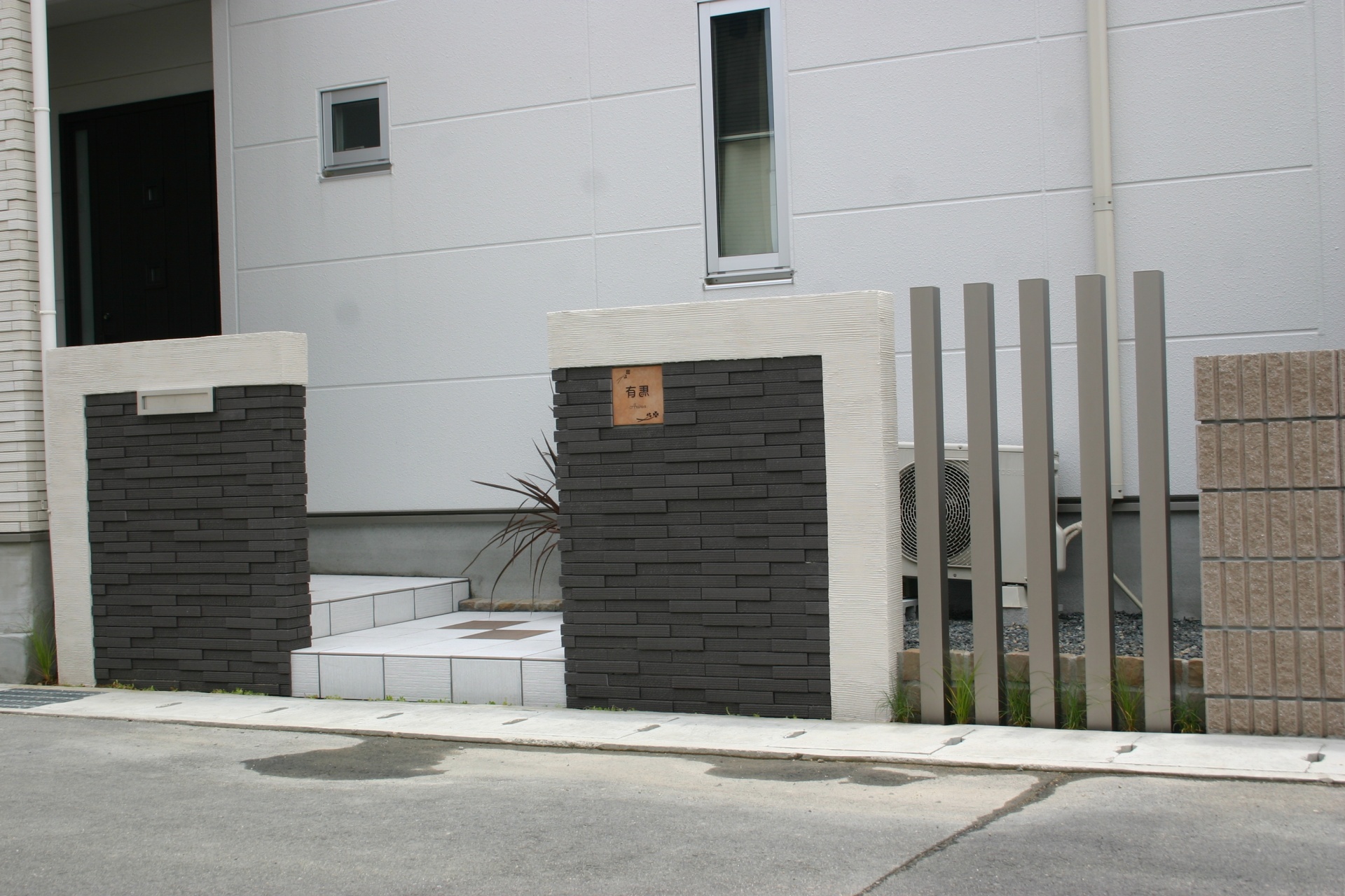 太子町エクステリアポイント　ダークタイルに櫛引塗壁デザイン