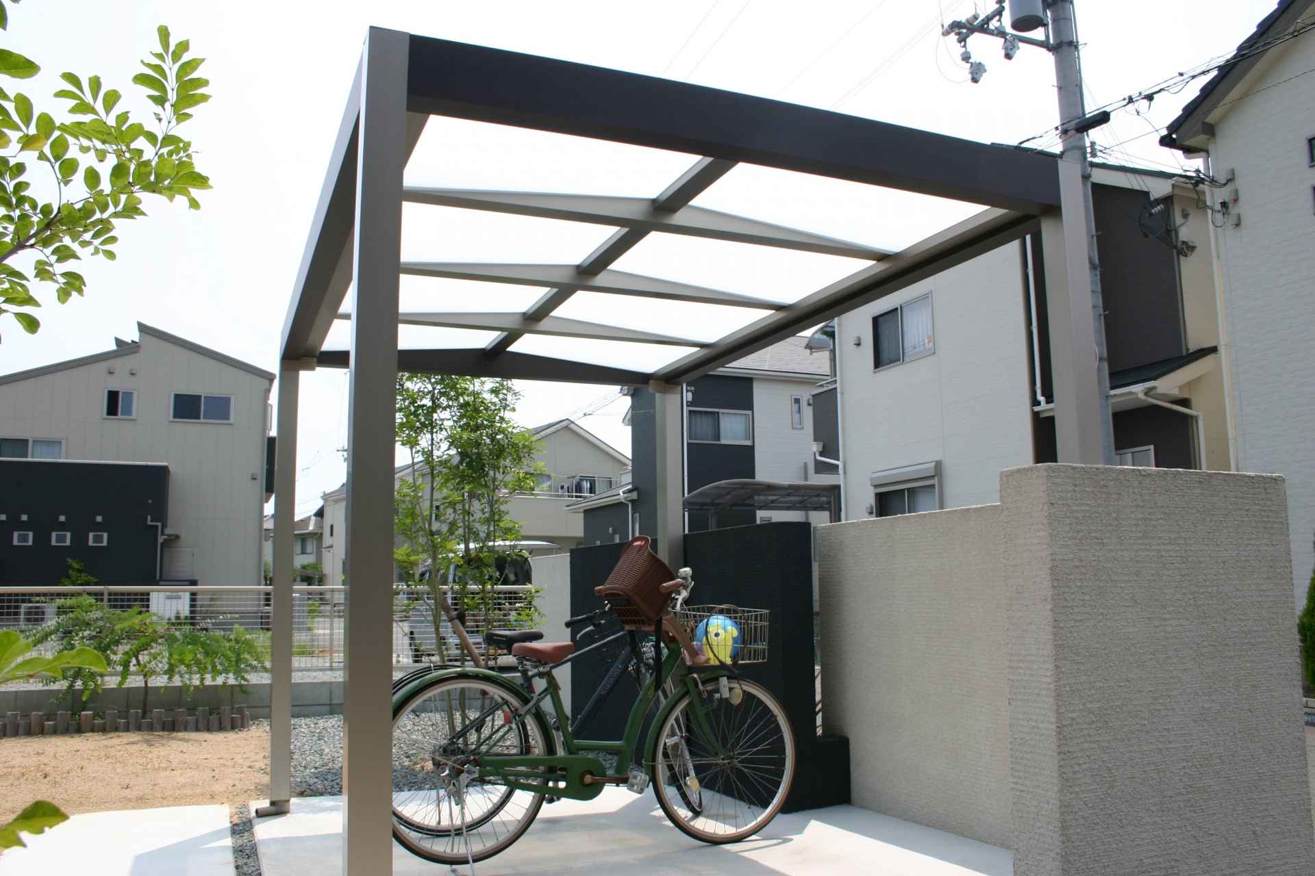 建物と調和したモダンな自転車置き場｜プラスG　姫路市T様邸