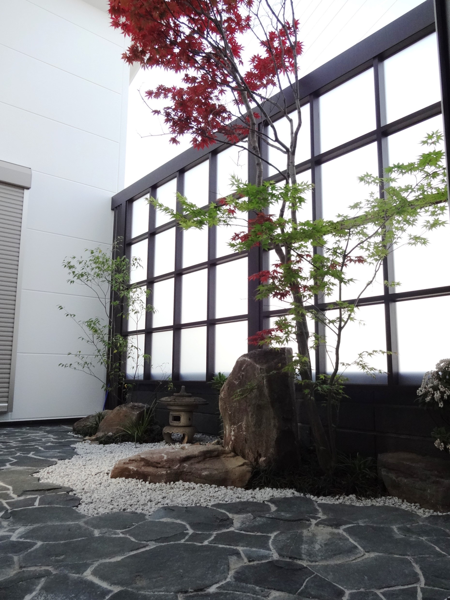 砂岩石柱と丹波石コバ積みで和風モダン　姫路市I様邸6